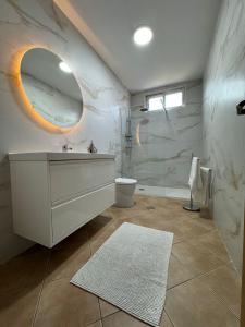 un baño con lavabo y espejo en Junquera Playa, en Moaña 9 fotos más