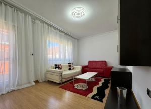 una sala de estar con un sofá y una mesa en Junquera Playa, en Moaña
