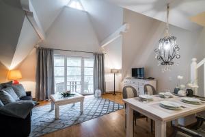 a living room with a couch and a table at Ferienwohnungen Fischland in Dierhagen