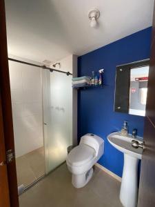 a bathroom with a toilet and a sink at Apartamento amoblado nuevo in Pereira