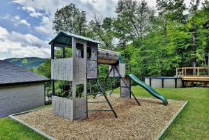 Un parque infantil con un tobogán en un patio en 32 Chemin Blanc, en Stoneham