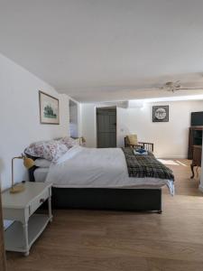 Un pat sau paturi într-o cameră la Regilbury court, Grooms house