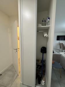 Habitación con puerta que da a una habitación con cama en Appartement Biscarrosse, en Biscarrosse 11 fotos más