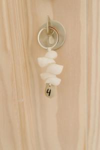 un paquet de serviettes blanches suspendues sur une porte dans l'établissement Vino Resort Son Amaret, à Son Macia