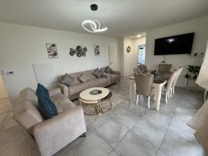 una sala de estar con un sofá y una mesa en Appartement Biscarrosse, en Biscarrosse