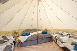 due letti singoli in una tenda di tela di Tipi Expérience L'échappée Belle a Saint-Maudez