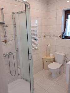 Ένα μπάνιο στο Apartament Fiona Mikoszewo