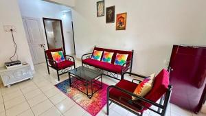 Una sala de estar con dos sillas rojas y una mesa. en Muffys Holiday Apartment 2, en Baga