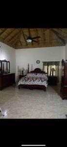 Ένα ή περισσότερα κρεβάτια σε δωμάτιο στο Rooms R Us
