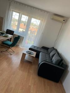 Uma área de estar em Apartman Fenix 2