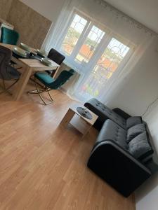 Uma área de estar em Apartman Fenix 2