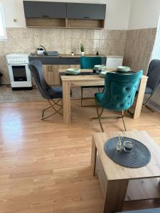 A cozinha ou kitchenette de Apartman Fenix 2