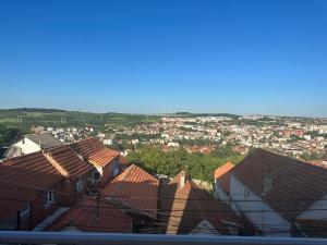 Uma vista geral de Mirijevo ou a vista da cidade a partir do apartamento