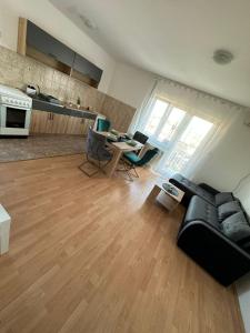 Kuchyň nebo kuchyňský kout v ubytování Apartman Fenix 2