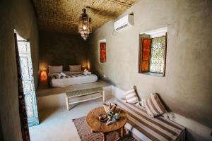 Postel nebo postele na pokoji v ubytování Hotel & Spa La Ferme El Dar + 37 fotografií