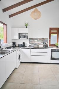 Kuchyň nebo kuchyňský kout v ubytování Villa Bibha avec piscine privée