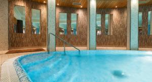 a hot tub in a room with mirrors at Galaxy Hotel in Kraków