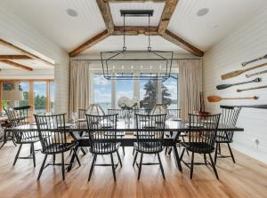 Φωτογραφία από το άλμπουμ του Exclusive Waterfront Getaway with Beach & Bunkie σε Portland