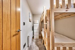 Zimmer mit 2 Etagenbetten und einer Tür in der Unterkunft Princess Green 4 - Portrush by the Sea in Portrush