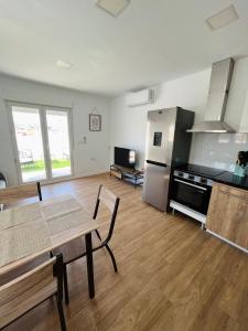 cocina grande con mesa y nevera en Atico con aire acondicionado y terraza, en Benicarló 6 fotos más