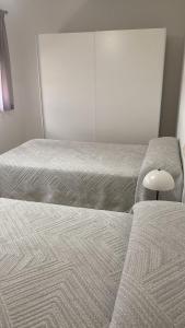 una camera con due letti e una lampada accanto ad essa di Antigua escuela a Cañada Vellida