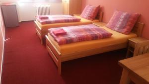 Łóżko lub łóżka w pokoju w obiekcie hotel KORUNA