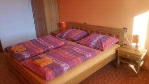 Łóżko lub łóżka w pokoju w obiekcie hotel KORUNA
