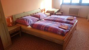 Łóżko lub łóżka w pokoju w obiekcie hotel KORUNA