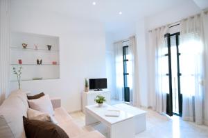 A television and/or entertainment centre at Macarena Home