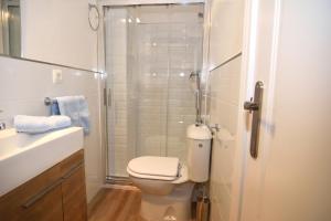 A bathroom at Macarena Home Még 14 kép
