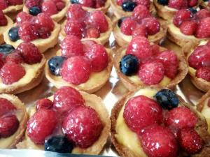 a bunch of pies with berries on top of them at le faye in Envie +30 photos
