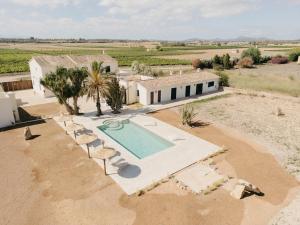 une vue aérienne d'une maison avec piscine dans l'établissement Vino Resort Son Amaret, à Son Macia