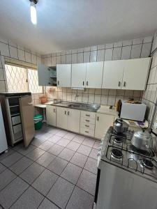 Dapur atau dapur kecil di APARTAMENTO DUPLEX 5 QUARTOS 100 m do Parque