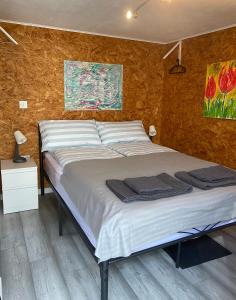 Ένα ή περισσότερα κρεβάτια σε δωμάτιο στο Wild Boar Cabin