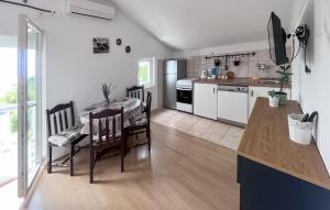 Una cocina y un comedor con mesa y sillas. en Cozy Apartment In Vrsi With Wifi, en Vrsi