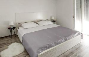 Un dormitorio blanco con una cama grande y una ventana. en Cozy Apartment In Vrsi With Wifi, en Vrsi