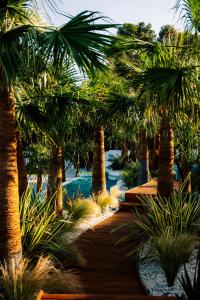 Taman di luar Kallithea Village hotel