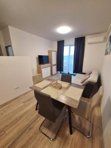 a living room with a table and a bed at AquaTherm Felix in Sînmartin