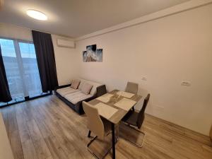 a living room with a table and a couch at AquaTherm Felix in Sînmartin