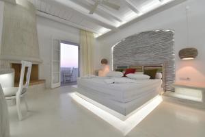Postel nebo postele na pokoji v ubytování Zefi Hotel & Suites