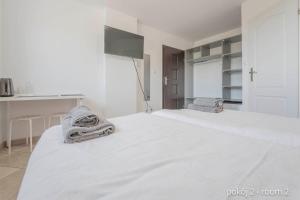 Łóżko lub łóżka w pokoju w obiekcie Remus House Apartments II Idealny dla par Pokoje 2 osobowe Dzieci od 12 lat Bezpłatny parking