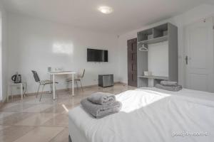 Telewizja i/lub zestaw kina domowego w obiekcie Remus House Apartments II Idealny dla par Pokoje 2 osobowe Dzieci od 12 lat Bezpłatny parking