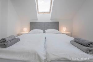 Łóżko lub łóżka w pokoju w obiekcie Remus House Apartments II Idealny dla par Pokoje 2 osobowe Dzieci od 12 lat Bezpłatny parking