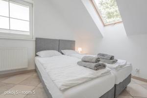 Łóżko lub łóżka w pokoju w obiekcie Remus House Apartments II Idealny dla par Pokoje 2 osobowe Dzieci od 12 lat Bezpłatny parking
