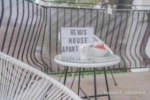 Znak na stole z talerzem owoców w obiekcie Remus House Apartments II Idealny dla par Pokoje 2 osobowe Dzieci od 12 lat Bezpłatny parking w Jastrzębiej Górze
