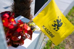 flaga na płocie obok bukietu kwiatów w obiekcie Remus House Apartments II Idealny dla par Pokoje 2 osobowe Dzieci od 12 lat Bezpłatny parking w Jastrzębiej Górze +37 zdjęć