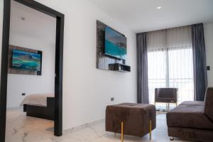 Televiisor ja/või meelelahutuskeskus majutusasutuses Manta Surf Hotel