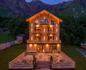 una grande casa con terrazza e balcone di 1740 Boutique Hotel Kazbegi a Kazbegi