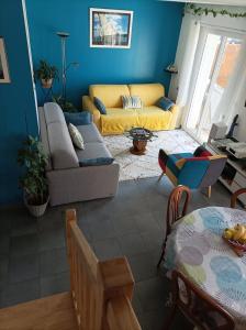 ein Wohnzimmer mit Sofa und Tisch in der Unterkunft Maison neuve au cœur du Golf du Morbihan in Plougoumelen