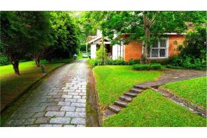 ペトロポリスにあるVilla do Lago Nogueiraの煉瓦造りの家の前の小道